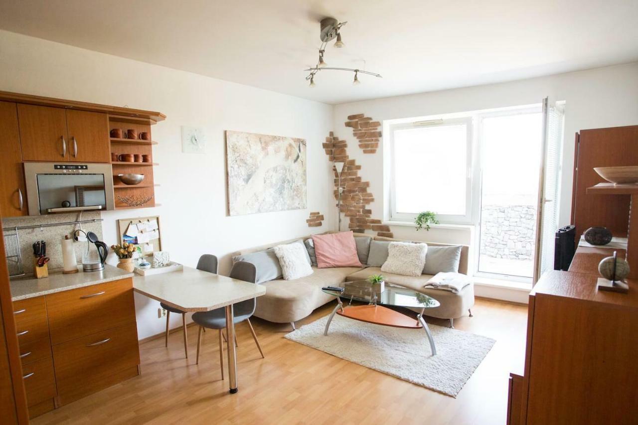 Cozy Apartment Btw Centre And Airport - Private Host - No Invoice Bratislava Extérieur photo