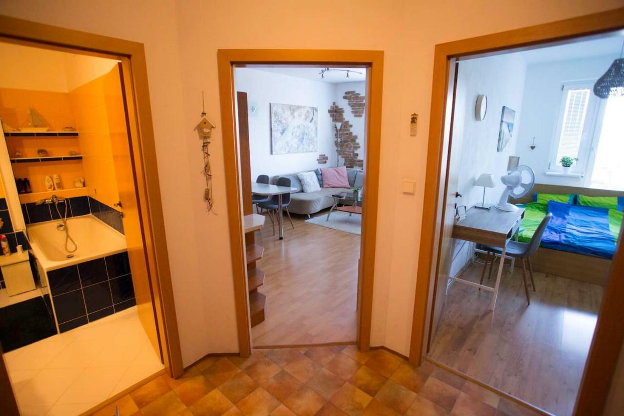 Cozy Apartment Btw Centre And Airport - Private Host - No Invoice Bratislava Extérieur photo